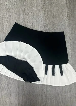 Sweet and spicy style black and white piano vintage pleated skirt for women's spring new design sense slimming and form-fitting